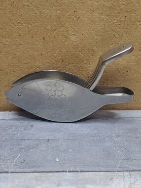 Fish Stainless Steel Manual Lemon Juicer and Lime Squeezer